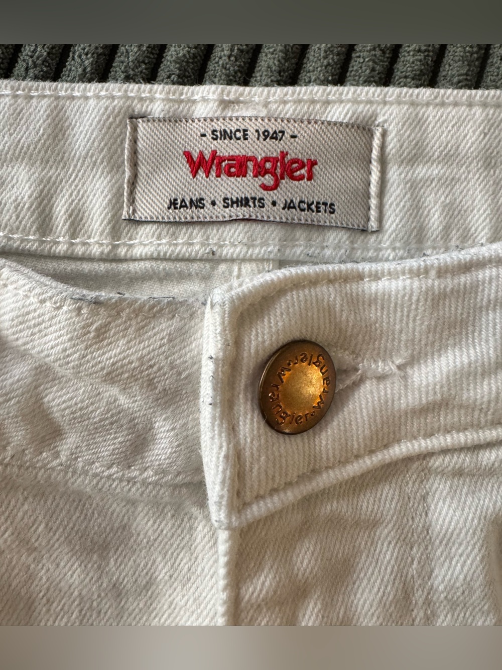 Wrangler Mid-Rise Vintage Denim Shorts White Frayed Hem Size 4 - Picture 4 of 5